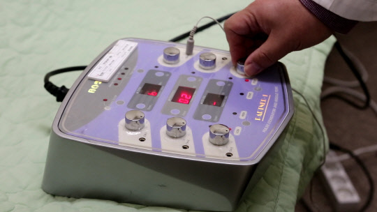 2곳 이상의 혈자리에 약한 전류를 흘려 보내 침 자극과 전기 자극을 함께 하는 전침 치료기로, 불면증 개선에 효과가 있음을 확인했다.   한의학연 제공